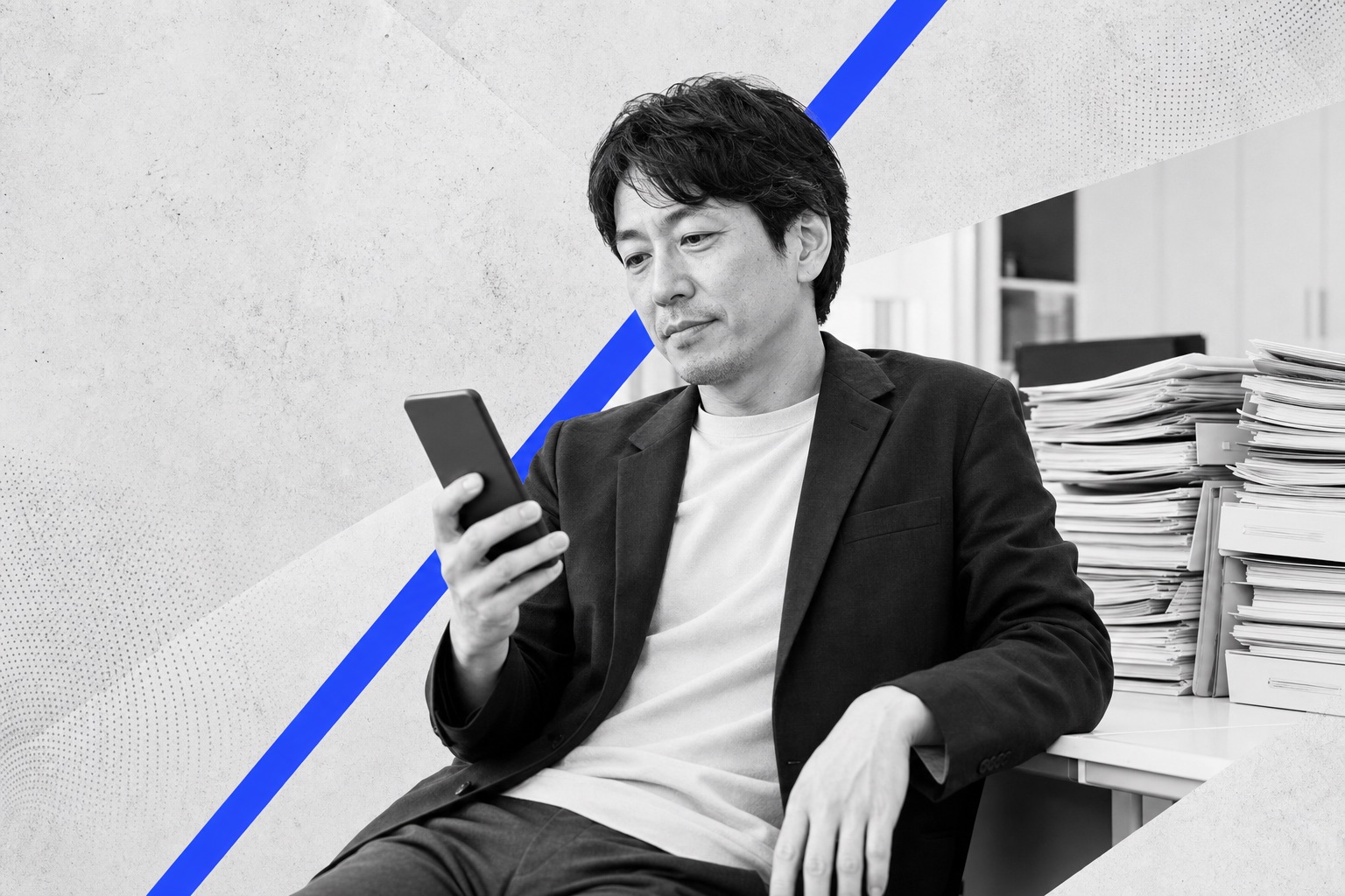 スマートフォンでチャットAIに質問する男性